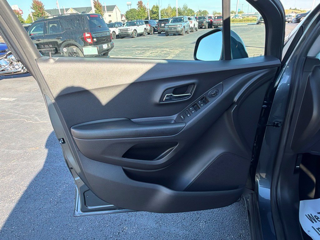 Used 2021 Chevrolet Trax LT w/ Premium Seat Package AWD/4WD image 28