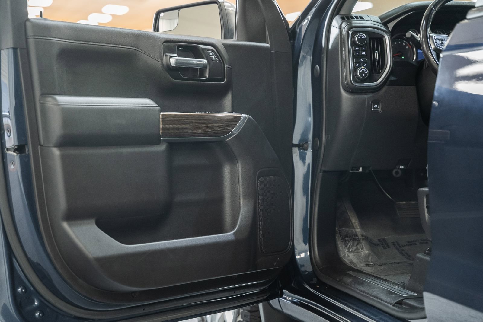 Used 2020 Chevrolet Silverado 1500 LT w/ All-Star Edition image 38