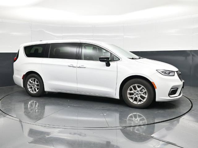 Used 2024 Chrysler Pacifica Touring-L FWD image 3