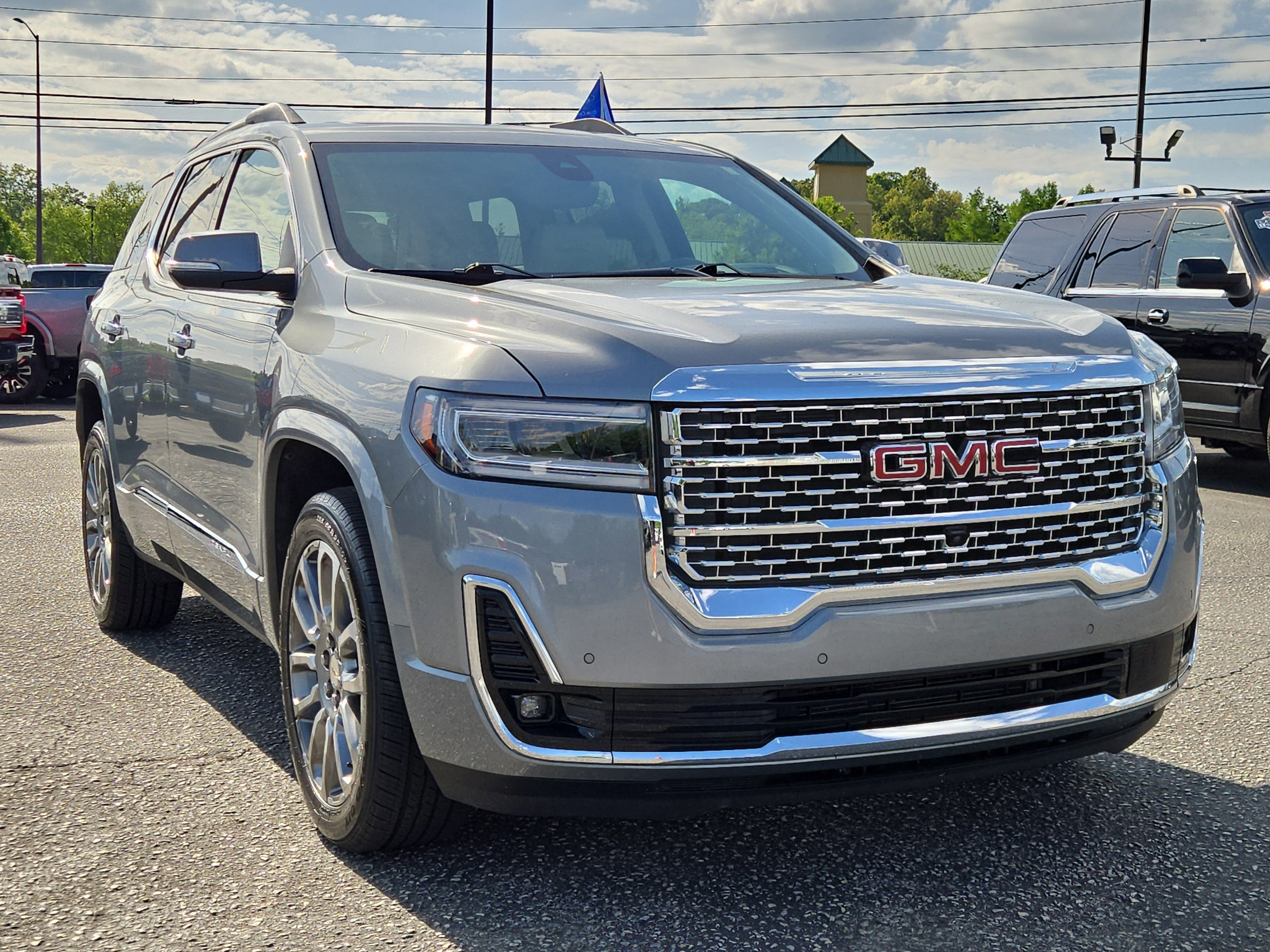 Used 2023 GMC Acadia Denali w/ Denali Technology Package FWD image 2