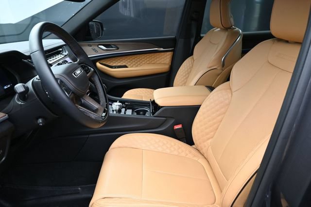 Used 2025 Jeep Grand Cherokee L Summit AWD/4WD image 9