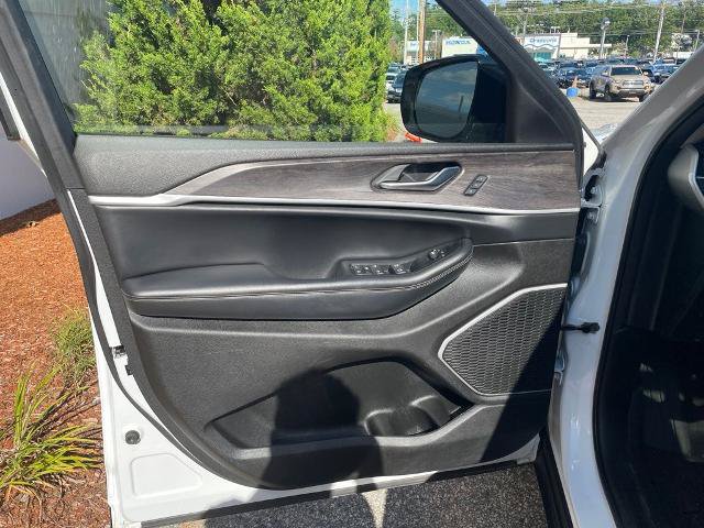 Used 2022 Jeep Grand Cherokee L Limited AWD/4WD image 13