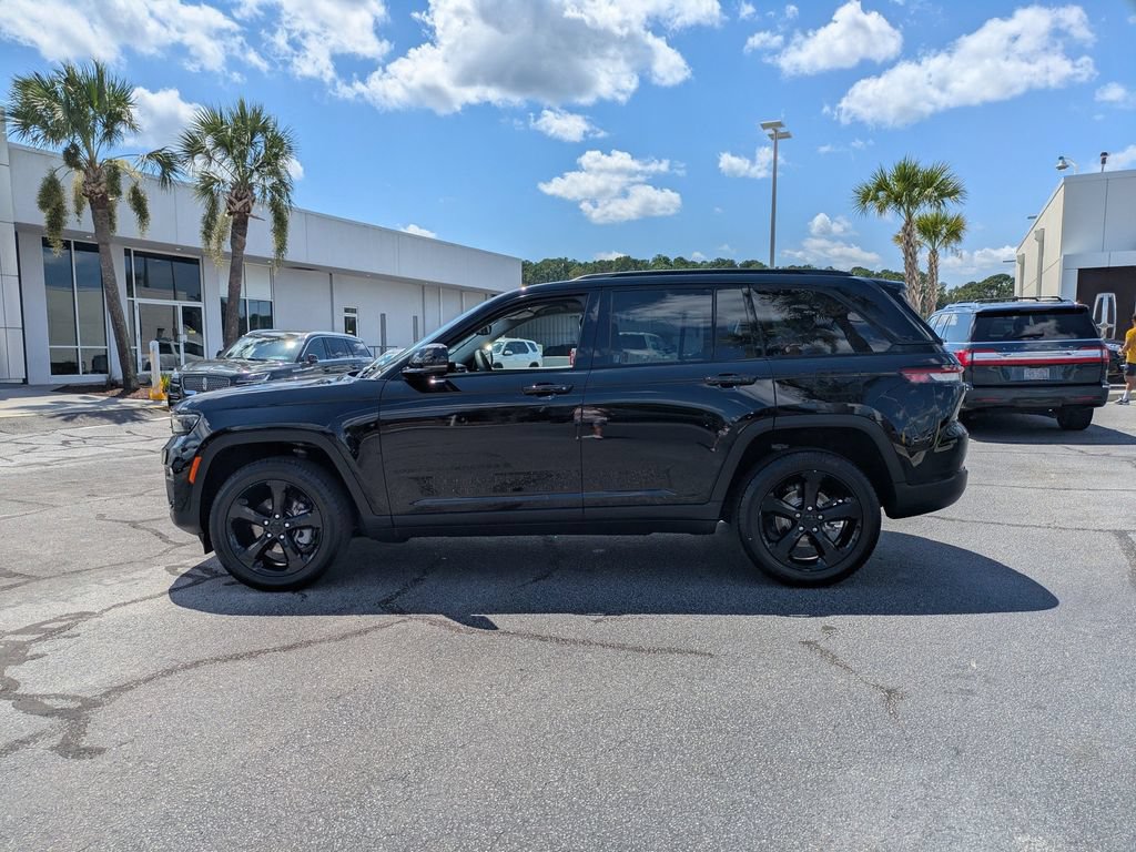 Used 2023 Jeep Grand Cherokee Limited w/ Black Appearance Package AWD/4WD image 7