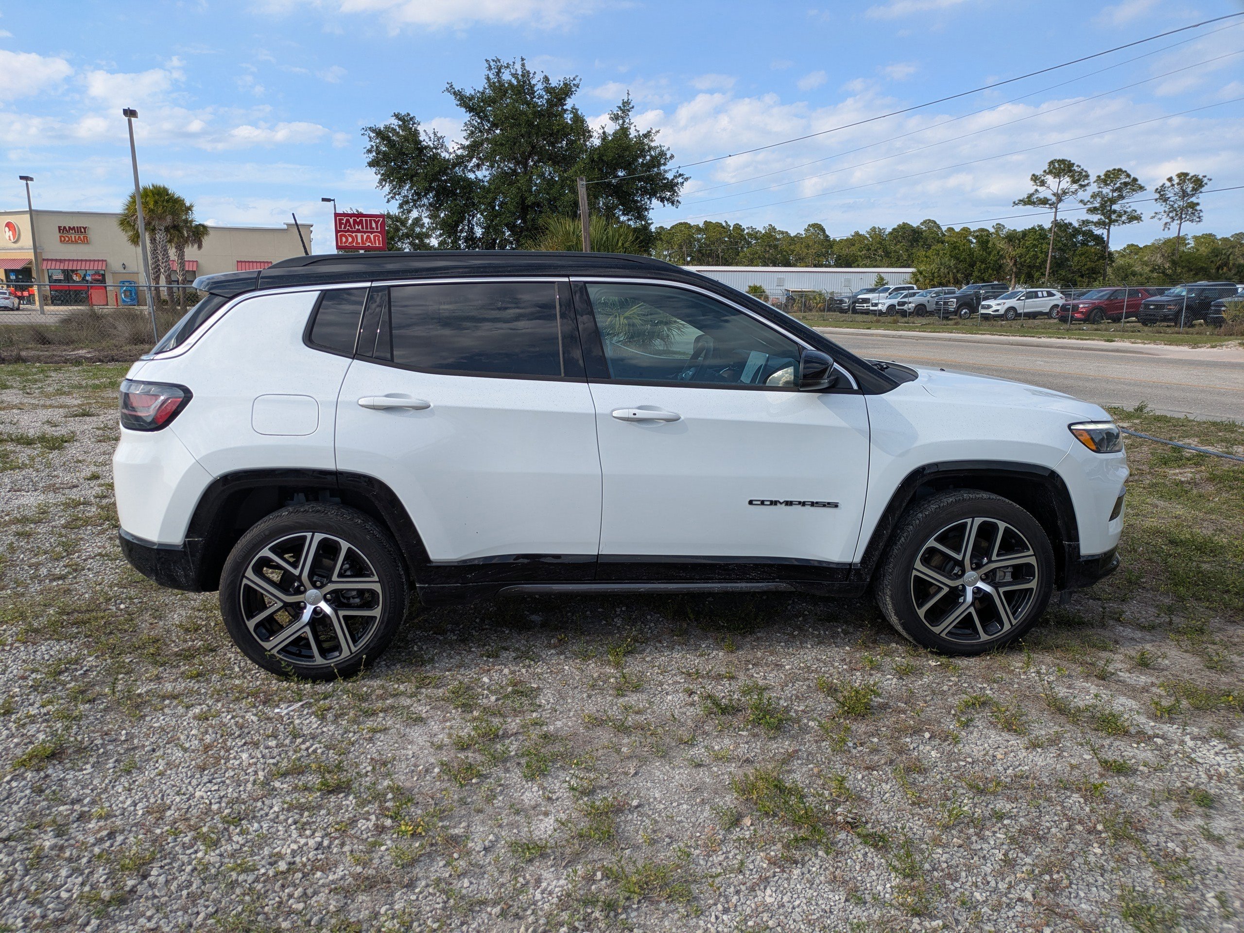 Used 2024 Jeep Compass Limited w/ Elite Group AWD/4WD image 3