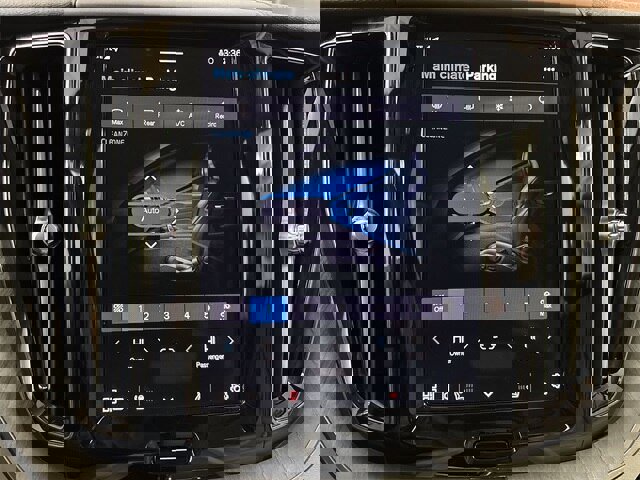 Used 2024 Volvo XC60 B5 Plus image 11