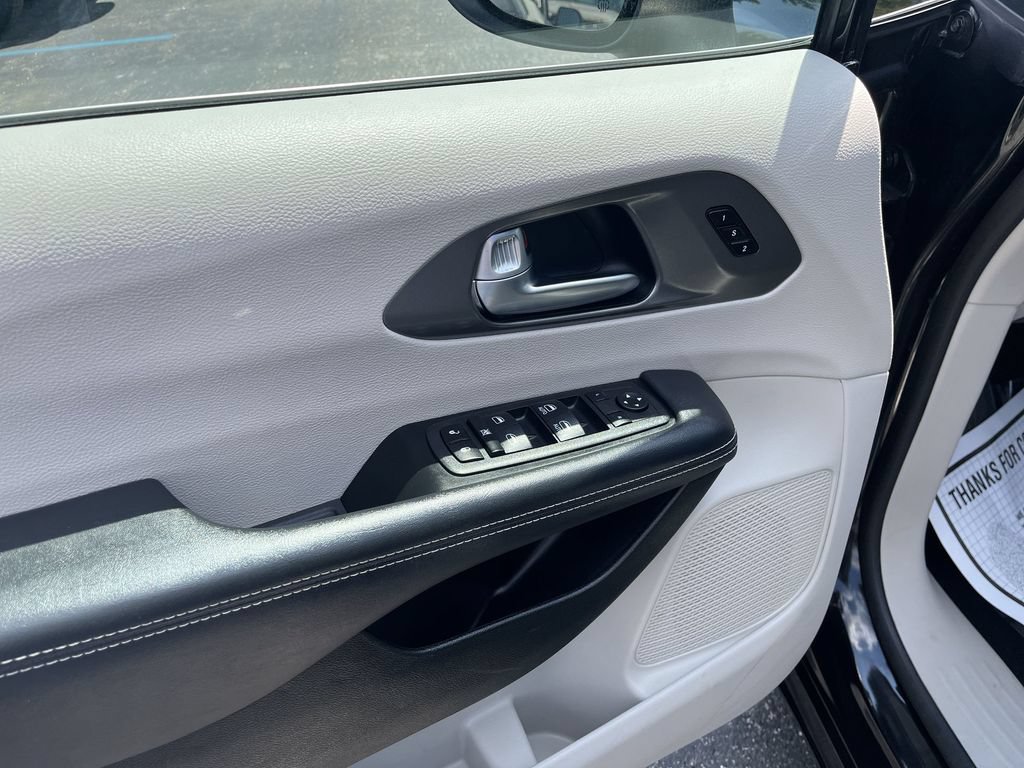 Used 2023 Chrysler Pacifica Touring-L FWD image 5
