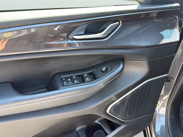 Used 2022 Jeep Grand Cherokee Altitude AWD/4WD image 21