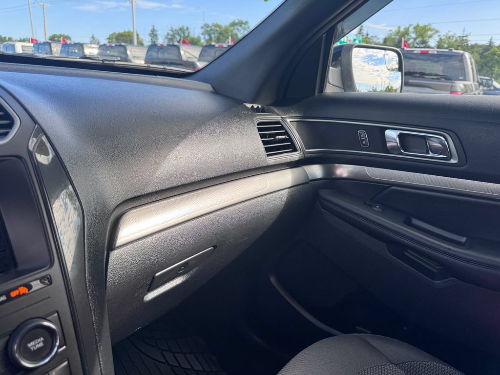 Certified 2018 Ford Explorer XLT w/ Equipment Group 201A AWD/4WD image 14