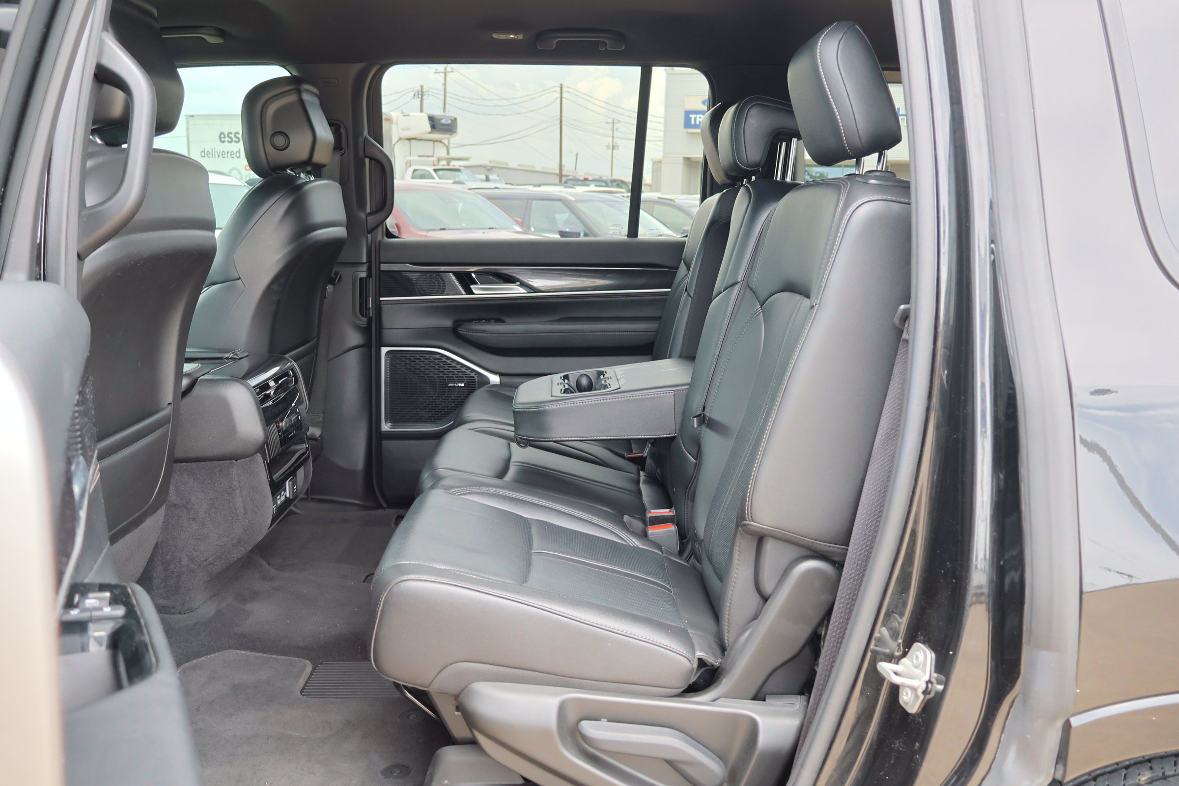 Used 2023 Jeep Wagoneer 4WD image 29