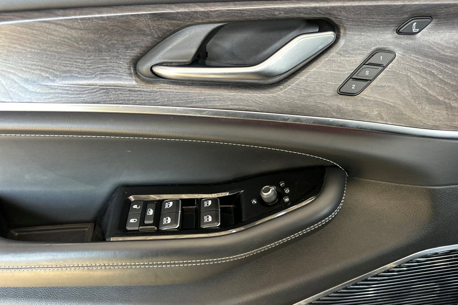 Used 2022 Jeep Grand Cherokee L Overland w/ Advanced Protech Group III image 10