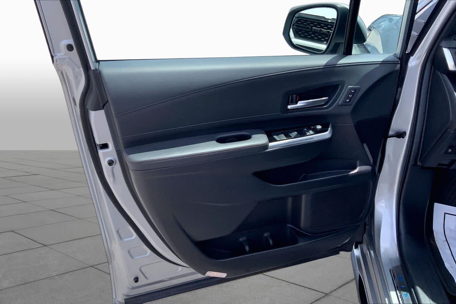 Used 2025 Toyota Sienna Platinum FWD image 22