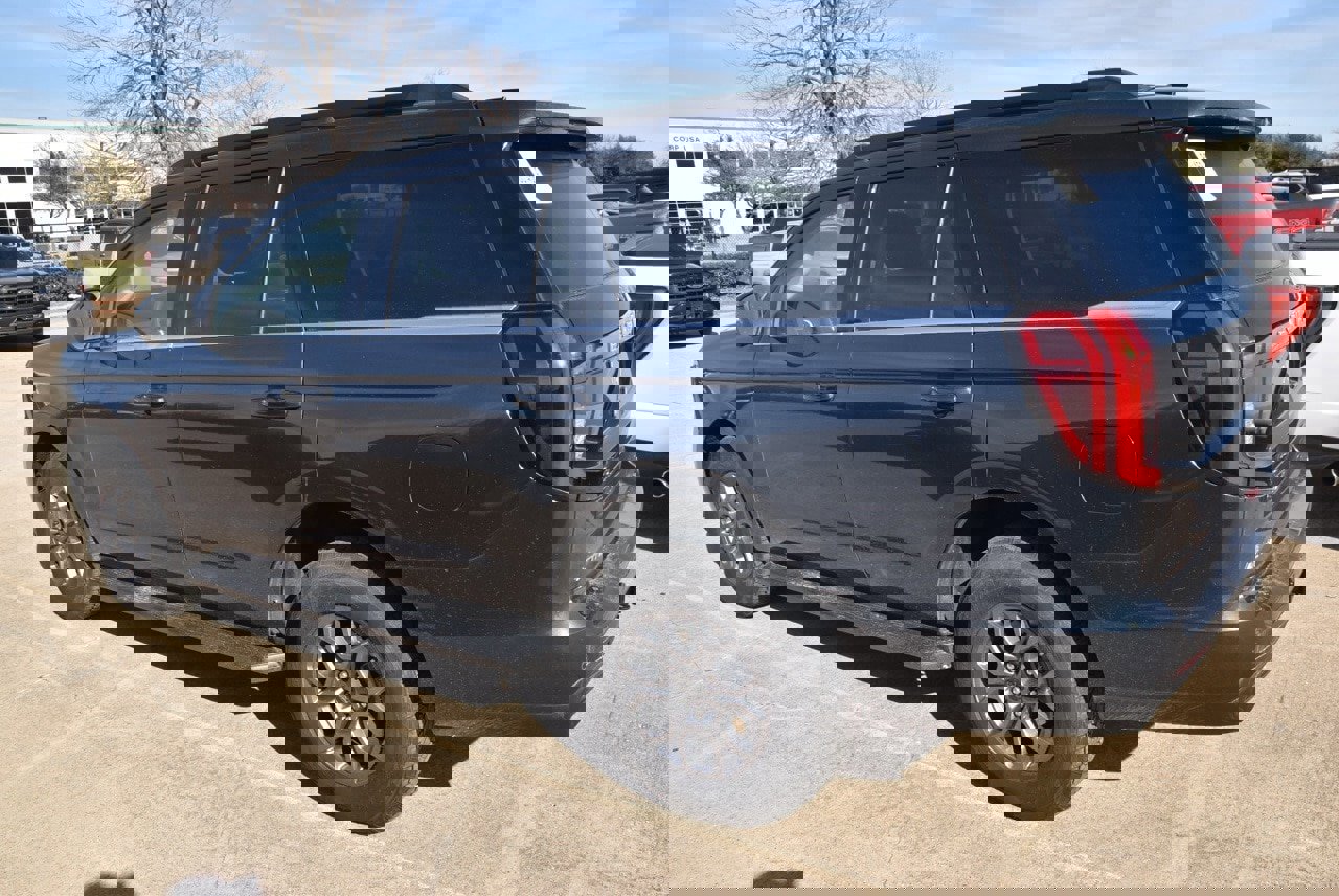 Certified 2025 Ford Expedition Active image 3