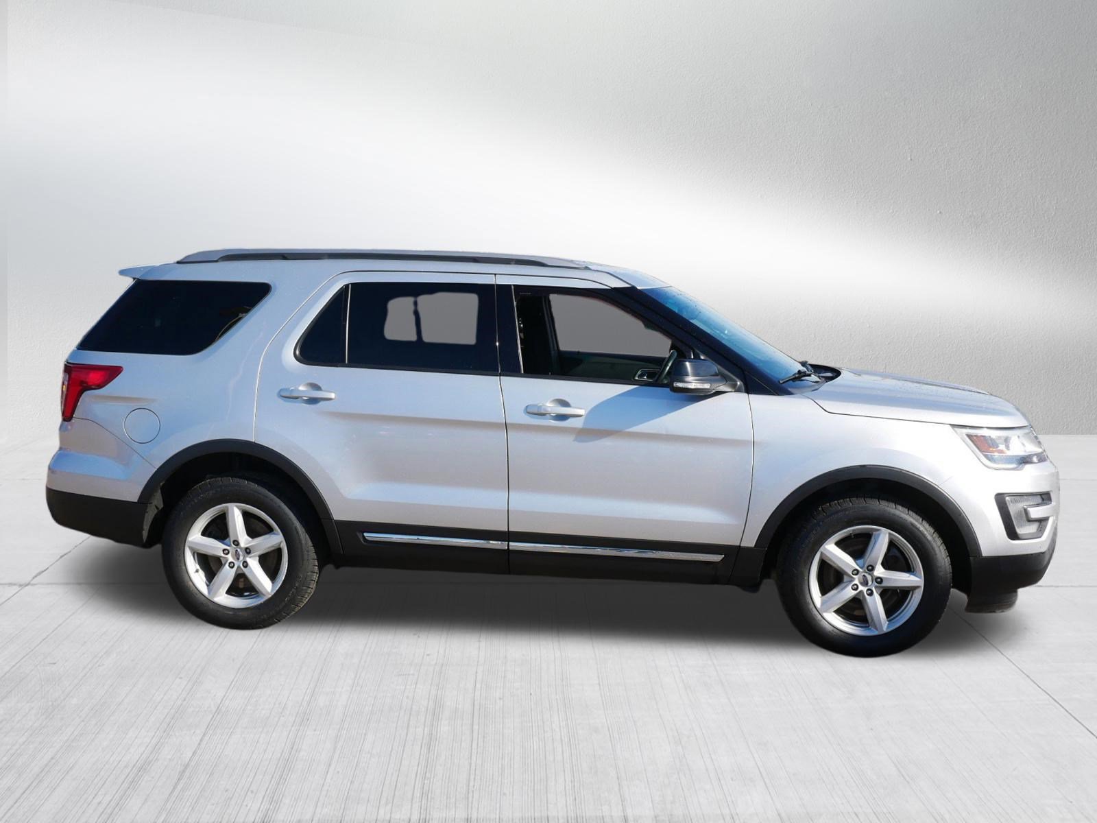Certified 2017 Ford Explorer XLT w/ Equipment Group 202A AWD/4WD image 8