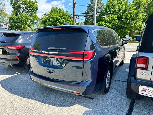 Used 2023 Chrysler Pacifica Touring-L FWD image 8
