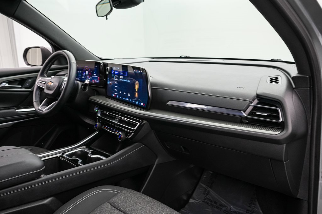 Used 2025 Chevrolet Traverse LT image 23