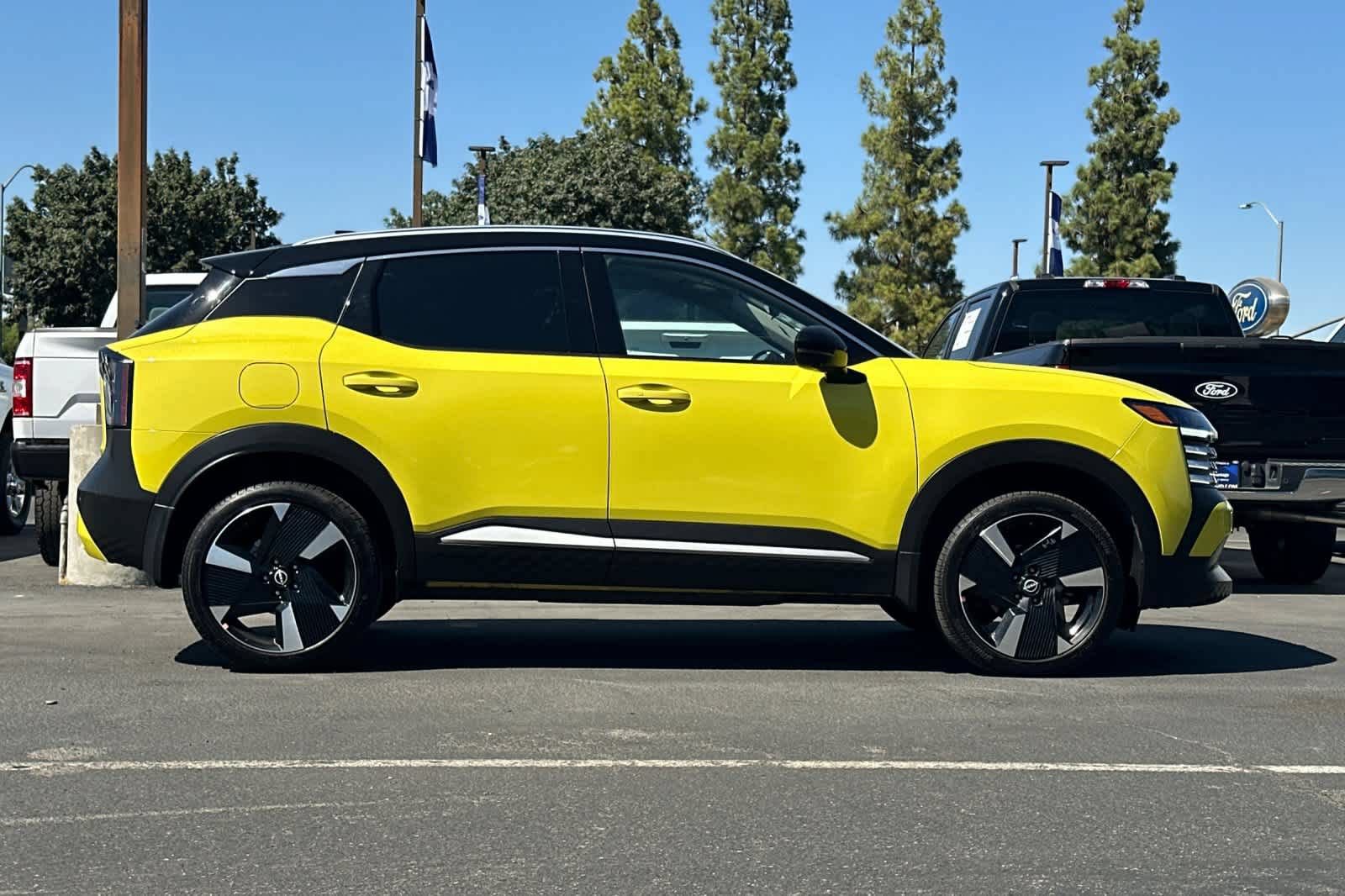 Used 2025 Nissan Kicks SR FWD image 9