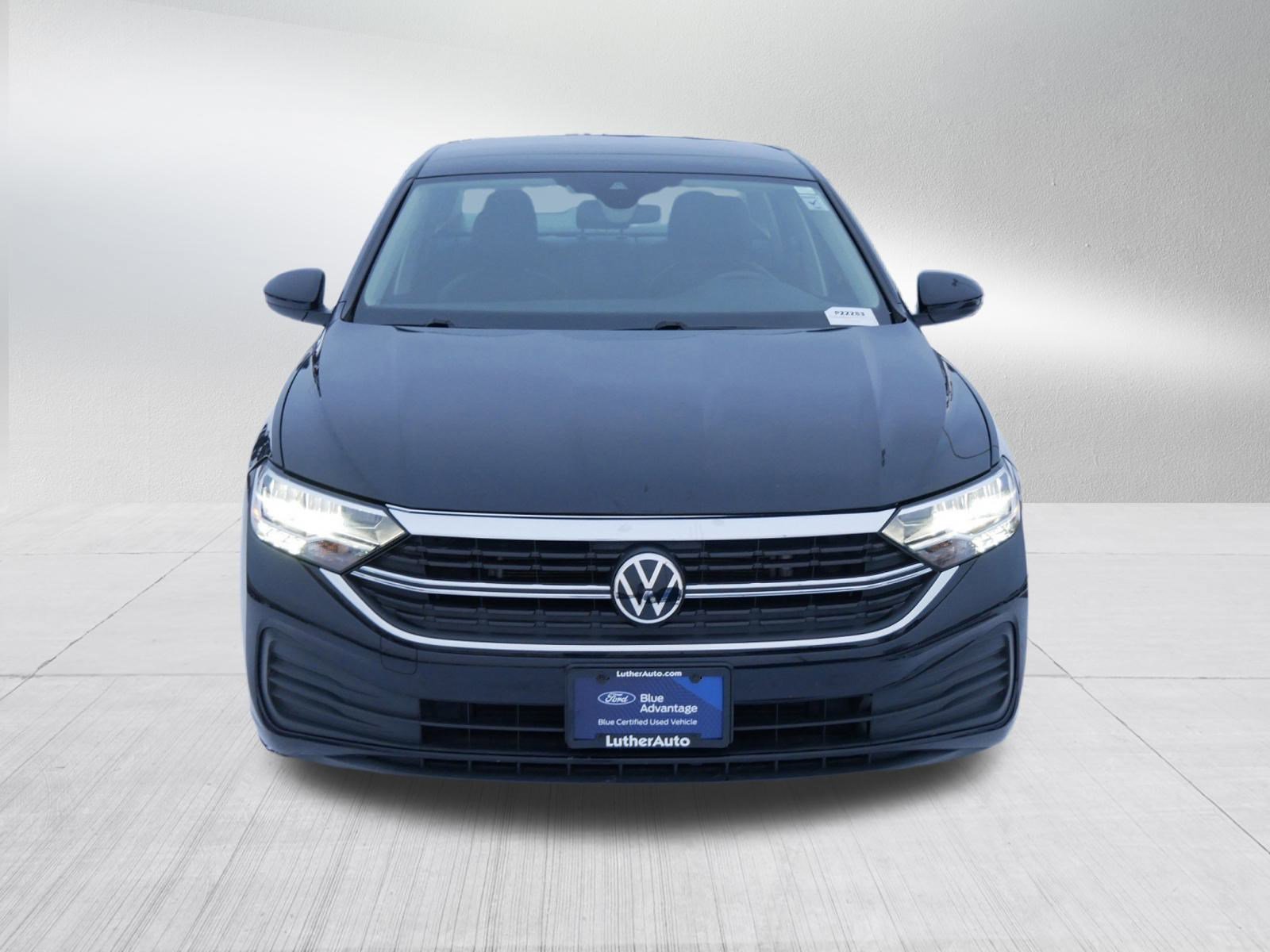Used 2024 Volkswagen Jetta SE image 2