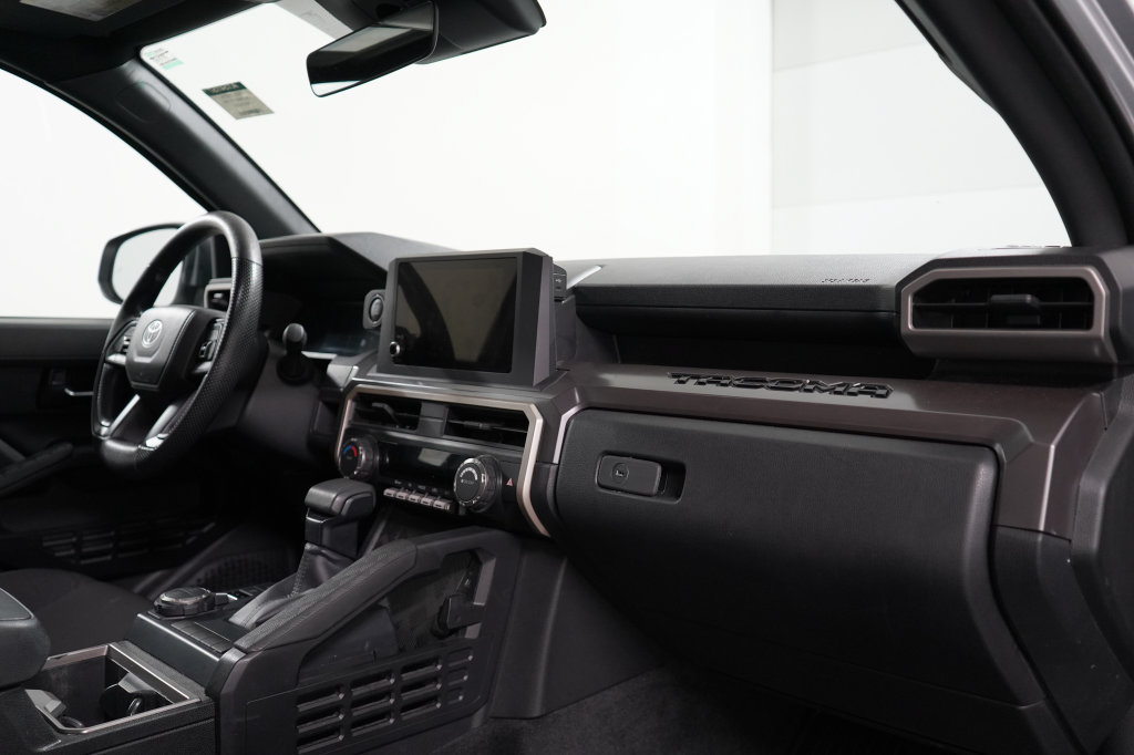 Used 2025 Toyota Tacoma SR5 AWD/4WD image 24