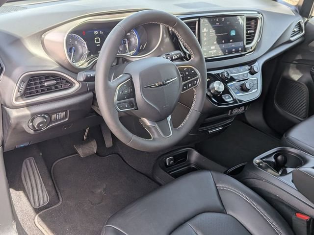 Used 2025 Chrysler Pacifica Select FWD image 11