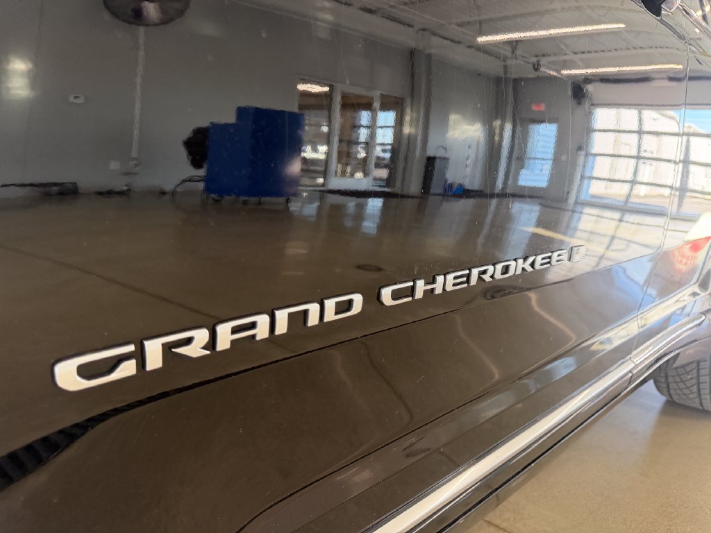 Used 2024 Jeep Grand Cherokee Summit AWD/4WD image 11