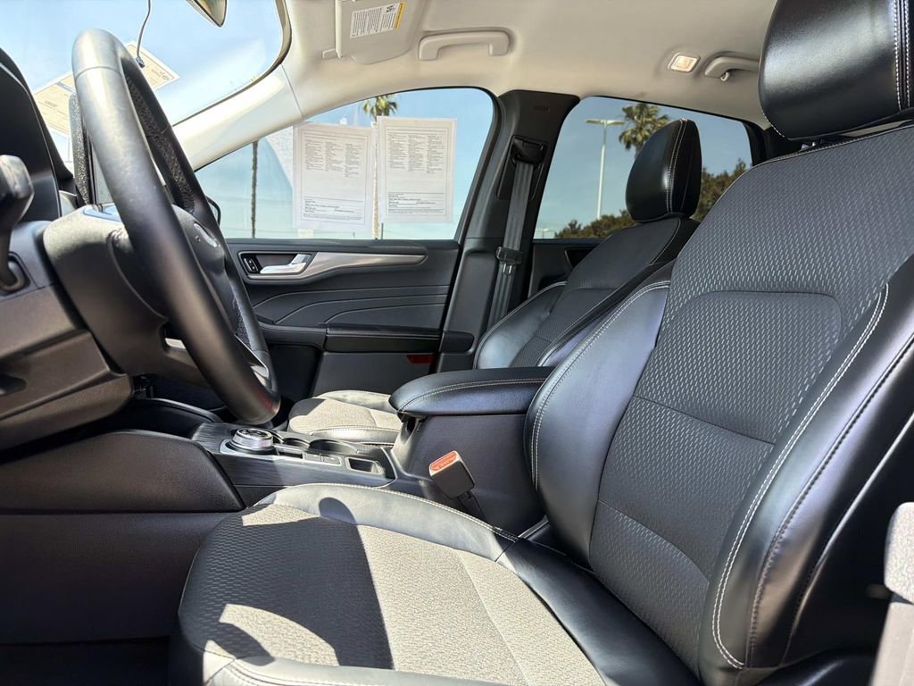 Certified 2025 Ford Escape SE FWD image 21