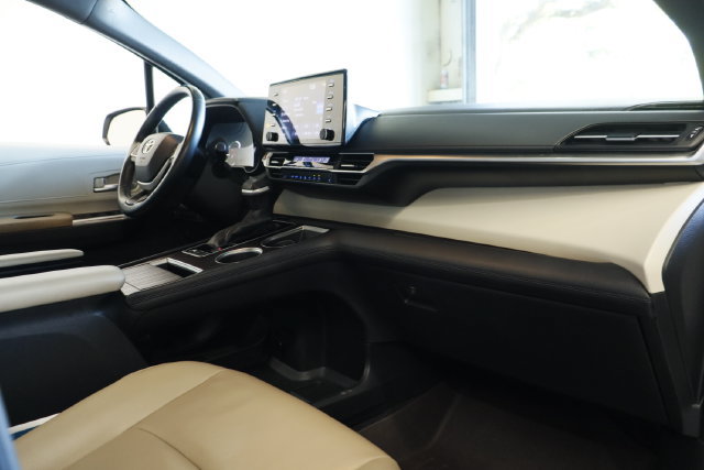 Used 2021 Toyota Sienna XLE FWD image 23