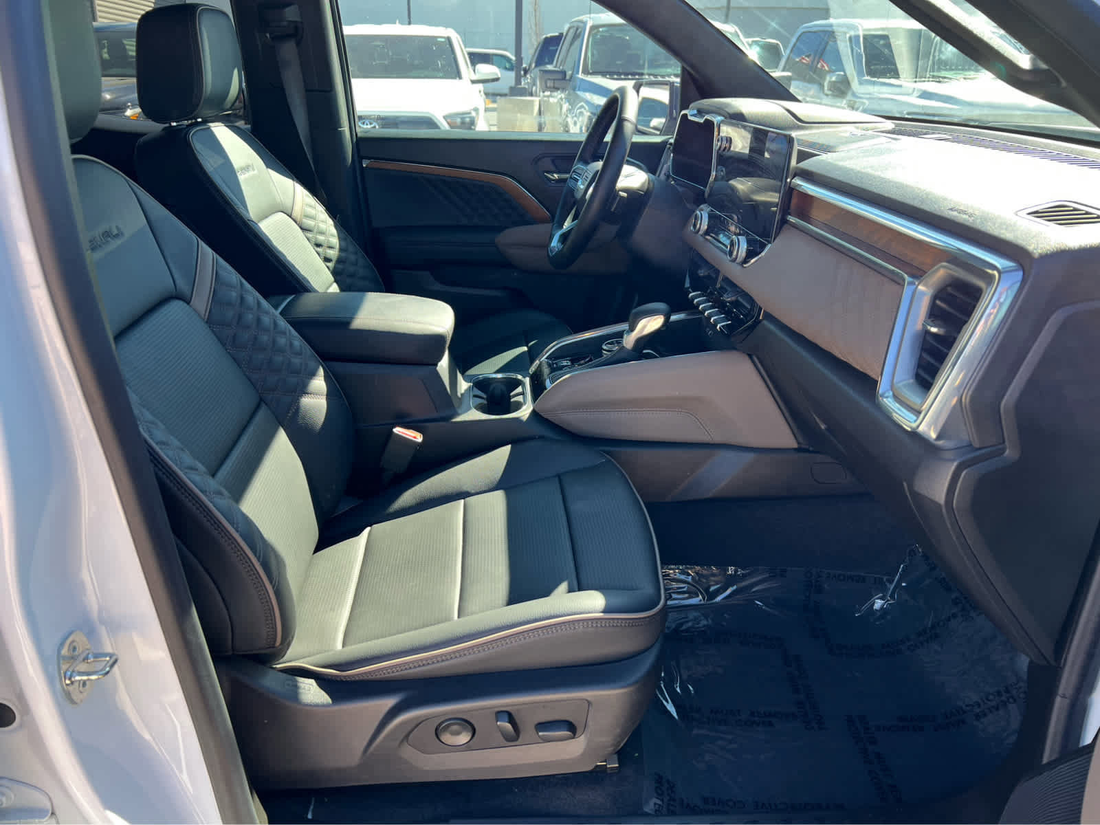 Used 2023 GMC Canyon Denali image 17