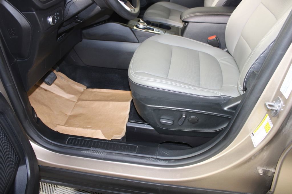 Certified 2020 Ford Escape SE image 9