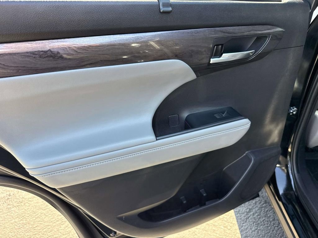 Used 2022 Toyota Highlander Limited image 11