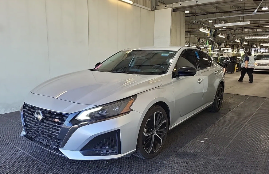 Used 2023 Nissan Altima 2.5 SR FWD image 3