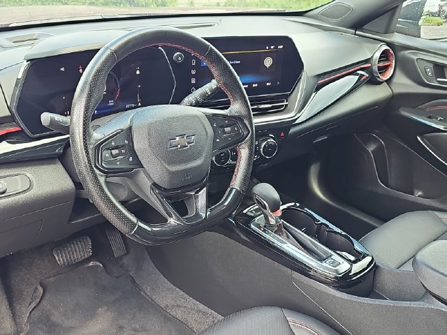Used 2024 Chevrolet Trax RS w/ Sunroof Package FWD image 17