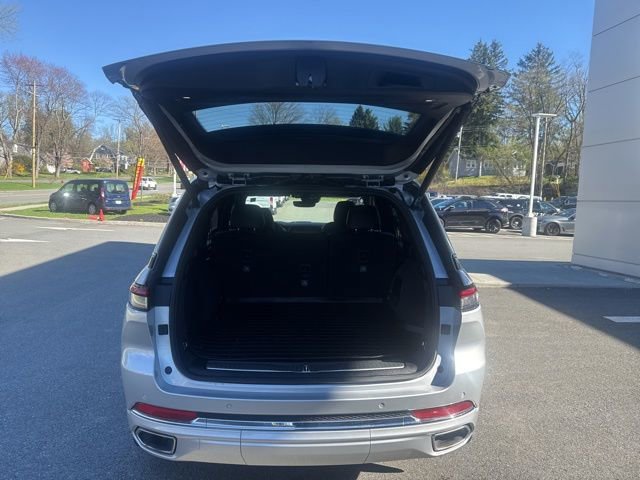 Used 2023 Jeep Grand Cherokee Overland AWD/4WD image 8