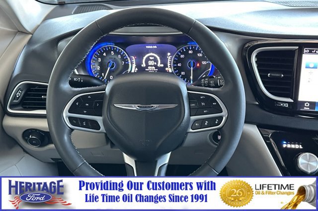 Used 2023 Chrysler Pacifica Touring-L image 14