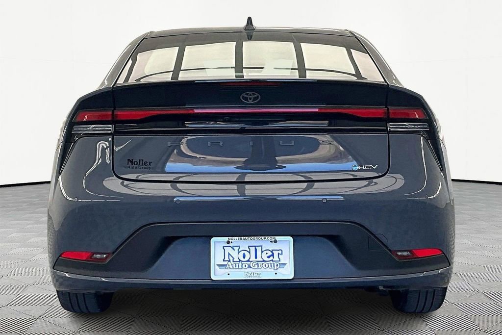 Used 2025 Toyota Prius LE FWD image 3