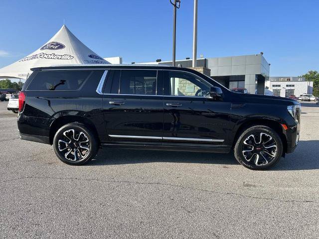 Used 2022 GMC Yukon XL Denali w/ Denali Premium Package AWD/4WD image 3