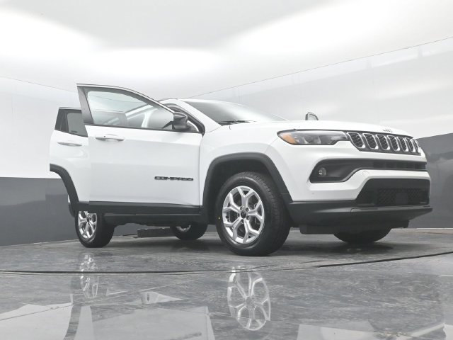 Used 2025 Jeep Compass Latitude w/ Sun & Sound Group AWD/4WD image 32