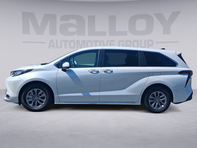 Used 2023 Toyota Sienna XLE FWD image 2