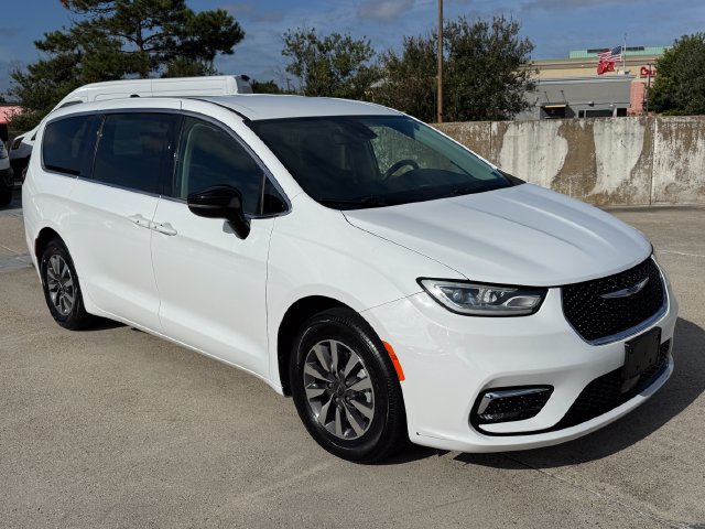 Used 2024 Chrysler Pacifica Limited FWD image 3