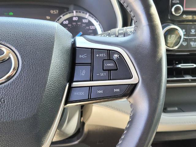 Used 2022 Toyota Highlander XLE AWD/4WD image 26