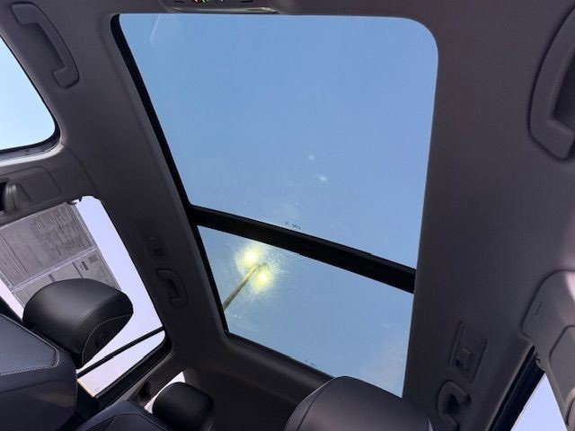 Used 2024 Volkswagen Tiguan SE w/ Panoramic Sunroof Package image 11