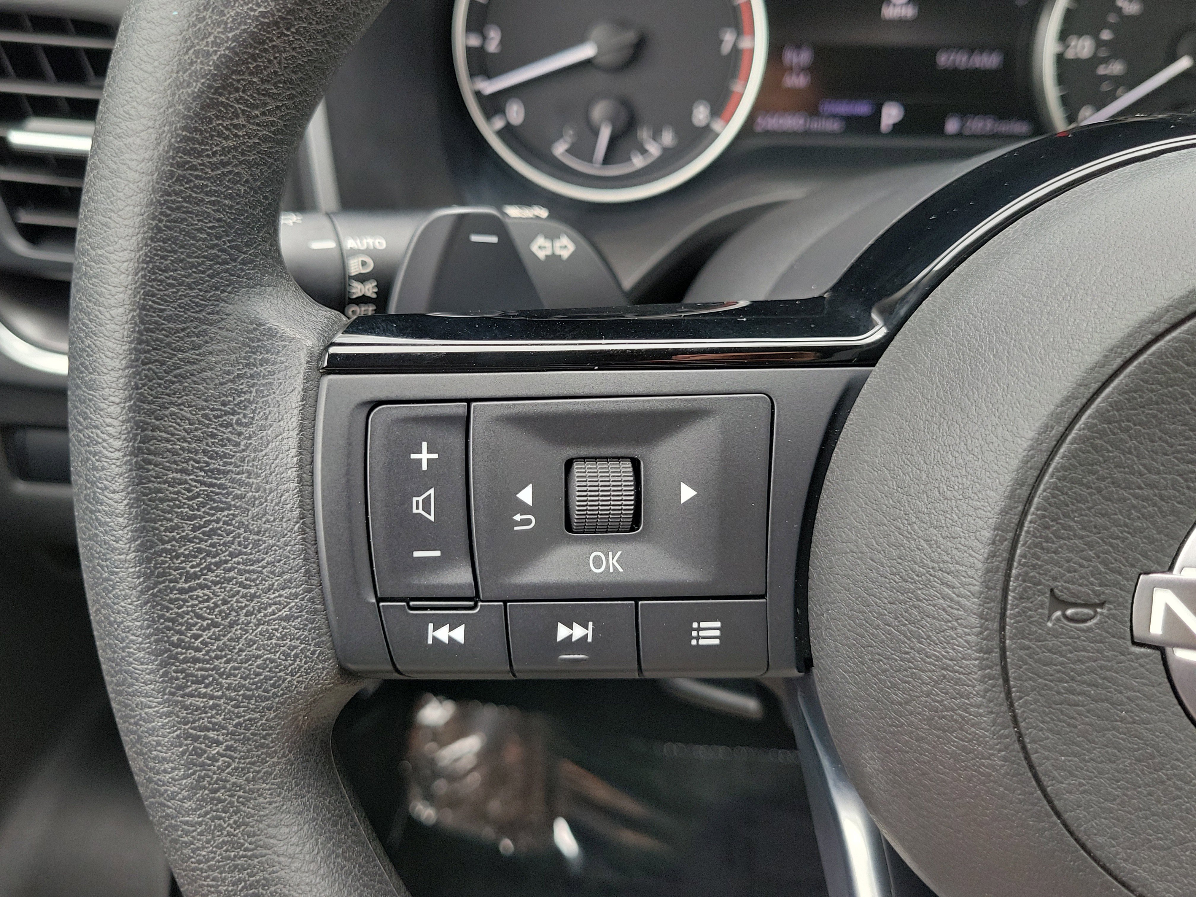 Used 2023 Nissan Rogue SV FWD image 25