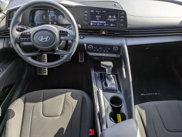 Used 2025 Hyundai Elantra Sport image 14