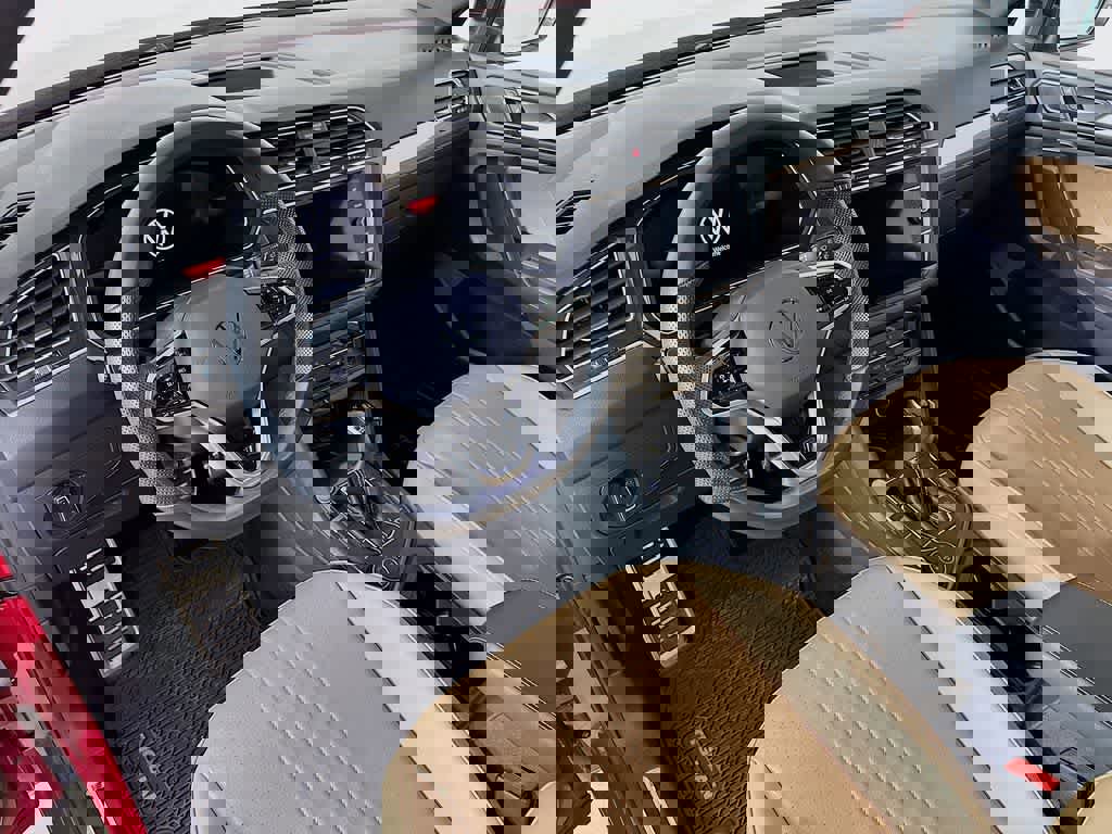 Used 2024 Volkswagen Tiguan SE R-Line image 9