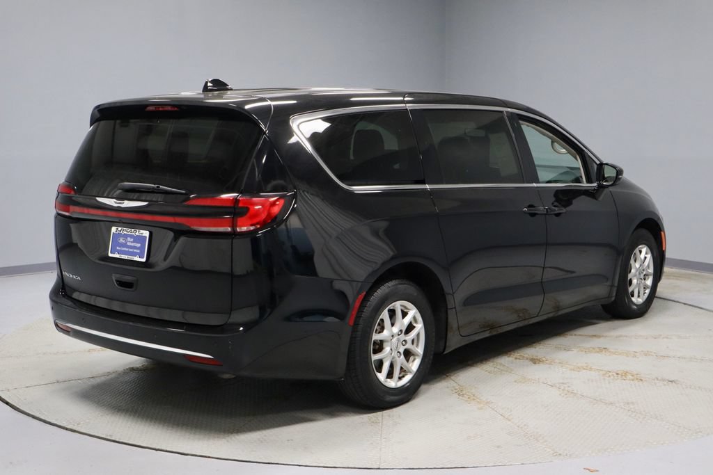 Used 2024 Chrysler Pacifica Touring-L FWD image 12
