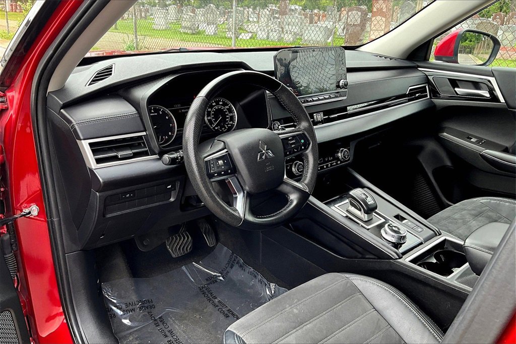 Used 2023 Mitsubishi Outlander SE image 13