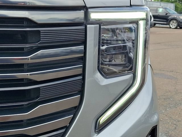 Used 2023 GMC Sierra 1500 AT4 w/ Technology Package AWD/4WD image 9