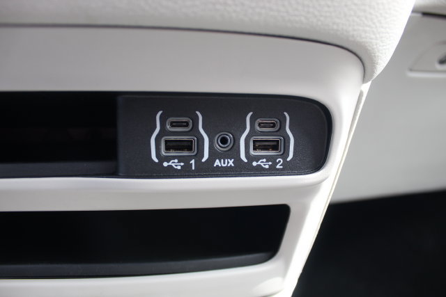 Used 2024 Chrysler Pacifica Limited FWD image 32
