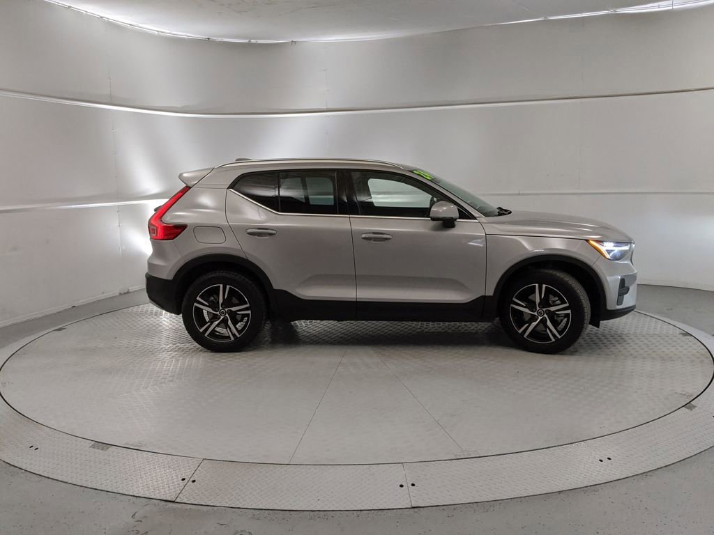 Used 2024 Volvo XC40 B5 Core image 5