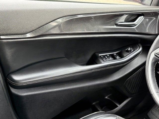 Used 2023 Jeep Grand Cherokee Altitude image 31