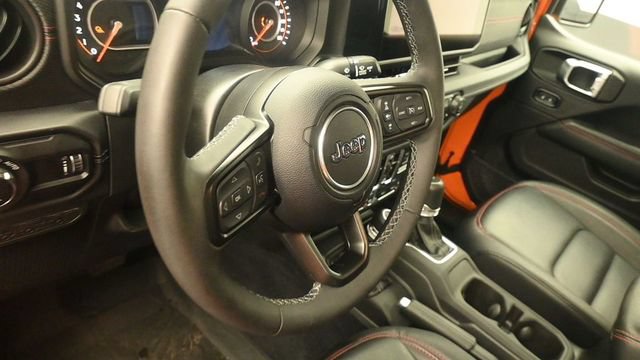 Used 2025 Jeep Gladiator Rubicon AWD/4WD image 16